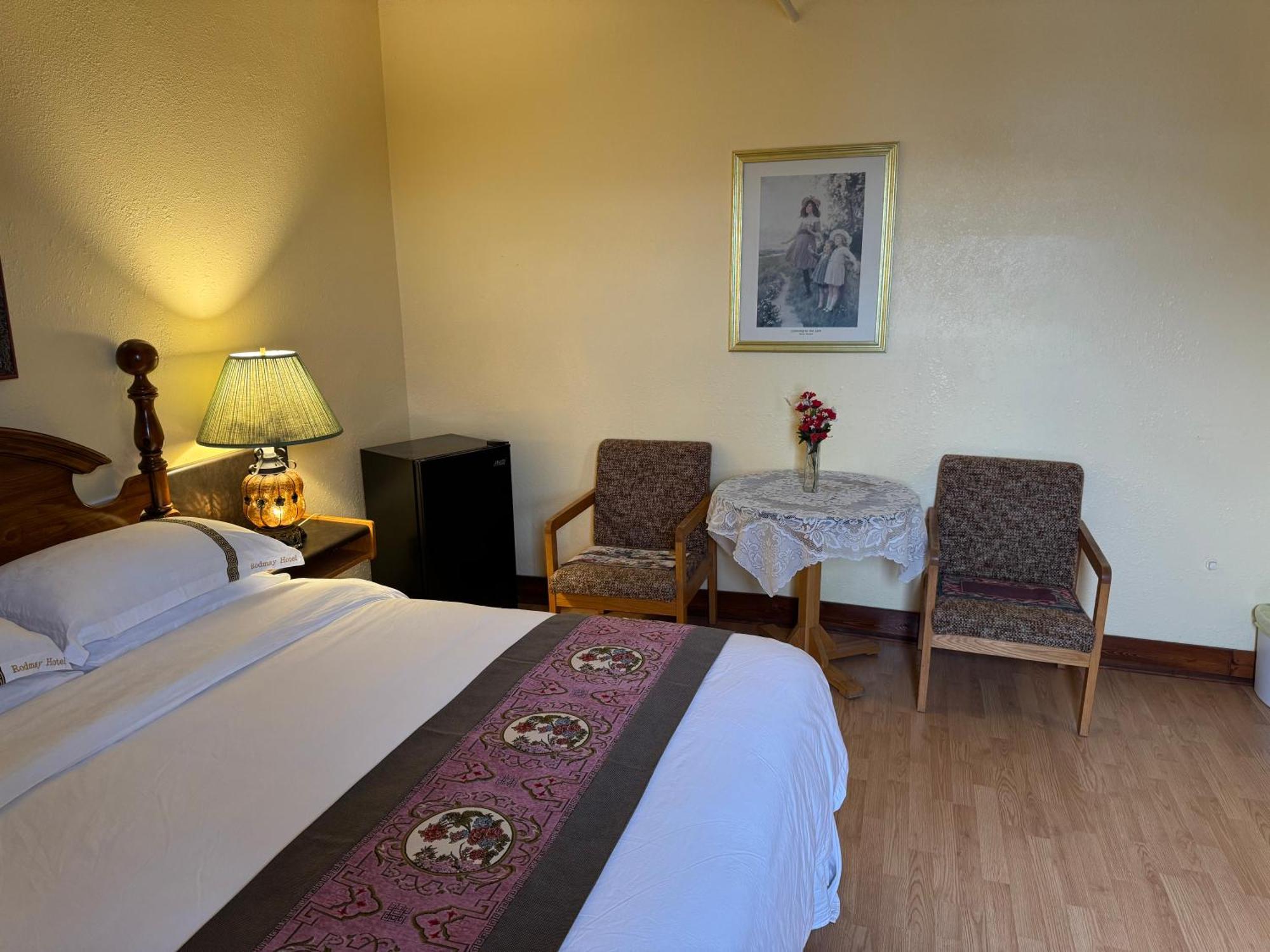 Rodmay Hotel Пауэлл-Ривер Экстерьер фото